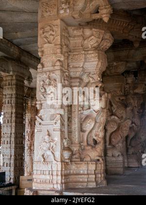 Dekorative und wunderschön geschnitzte Säulen von Kalyana Mandapa im Innenhof des Vitthal-Tempels im Bundesstaat Hampi, Karnataka India 08 08 2022 Stockfoto