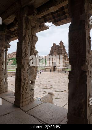 Dekorative und wunderschön geschnitzte Säulen von Kalyana Mandapa im Innenhof des Vitthal-Tempels im Bundesstaat Hampi, Karnataka India 08 08 2022 Stockfoto