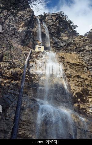 Wasserfall Uchan-su auf Ai-Petri Berg im Frühling. Neben Jalta, Krim Stockfoto