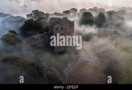 Norham Castle steigt durch den frühen Morgennebel auf Stockfoto