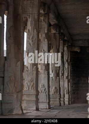 Dekorative und wunderschön geschnitzte Säulen des Vitthal Temple in Hampi State Karnataka India 08 08 2022 Stockfoto