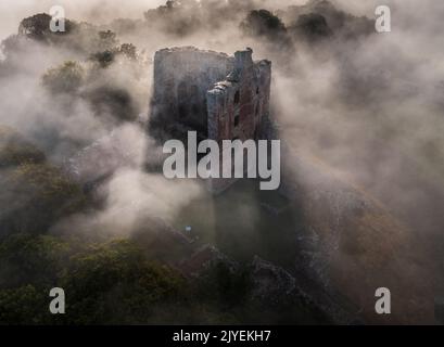 Norham Castle steigt durch den frühen Morgennebel auf Stockfoto