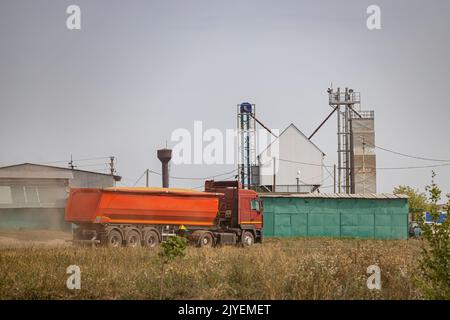 Moskau, Russland - 30. August 2022: LKW mit Anhänger außerhalb der Stadt. LKW fährt auf einer Landstraße. LKW, der Getreide trägt Stockfoto