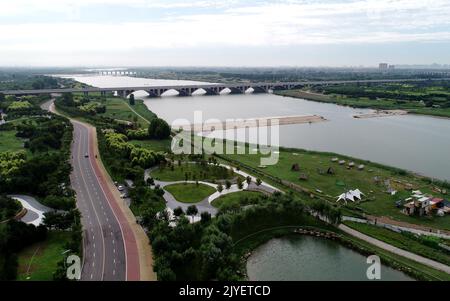 Shijiazhuang. 15. August 2022. Luftaufnahme vom 15. August 2022 zeigt eine Ansicht des Flusses Hutuo in der Stadt Shijiazhuang, der nordchinesischen Provinz Hebei. Quelle: Yang Shiyao/Xinhua/Alamy Live News Stockfoto