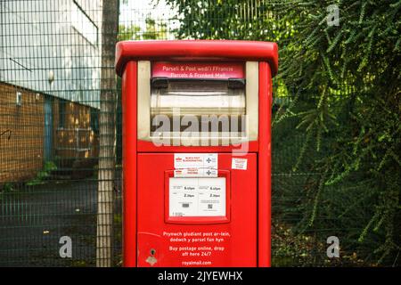 West Newport (Mill St), Gwent September 7. 2022. Royal Mail Workers setzt ihre Arbeitskampfmaßnahmen fort, die als der größte Streik im Vereinigten Königreich seit 12 Jahren gilt. Unter Berufung auf Rekordgewinne suchen Streikende für sich selbst nach besseren Lohn- und Arbeitsbedingungen, die die steilen Anstiege der Lebenshaltungskosten abdecken. Sie haben bis zur Lösung der Situation weitere Maßnahmen zugesagt. Kredit: Bridget Catterall/ Alamy Live Nachrichten. Stockfoto