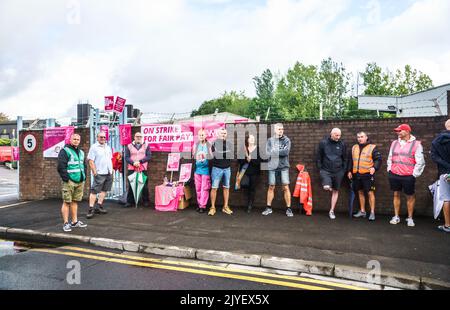 West Newport (Mill St), Gwent September 7. 2022. Royal Mail Workers setzt ihre Arbeitskampfmaßnahmen fort, die als der größte Streik im Vereinigten Königreich seit 12 Jahren gilt. Unter Berufung auf Rekordgewinne suchen Streikende für sich selbst nach besseren Lohn- und Arbeitsbedingungen, die die steilen Anstiege der Lebenshaltungskosten abdecken. Sie haben bis zur Lösung der Situation weitere Maßnahmen zugesagt. Kredit: Bridget Catterall/ Alamy Live Nachrichten. Stockfoto