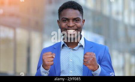 Afroamerikanischer Geschäftsmann sieht glücklich aus Stockfoto