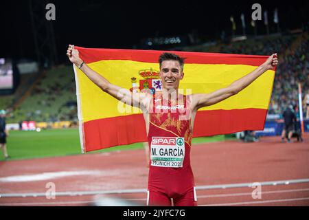 Mario García Romo mit der Flagge ihres Landes bei den Leichtathletik-Europameisterschaften in München 2022. Stockfoto