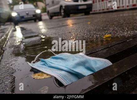 Berlin, Deutschland. 08. September 2022. Bei Regen ist eine medizinische Abdeckung von Mund zu Nase unterwegs. Für den Herbst sollen wieder mehr Corona-Schutzspezifikationen möglich werden. Zu diesem Zweck plant der Bundestag am Donnerstag, 08.09.2022, Mittag ein Gesetzespaket der Ampelkoalition, das vom 1. Oktober bis zum 7. April 2023 umfassendere Regeln zu Masken und Tests vorsieht. Kredit: Peter Kneffel/dpa/Alamy Live Nachrichten Stockfoto