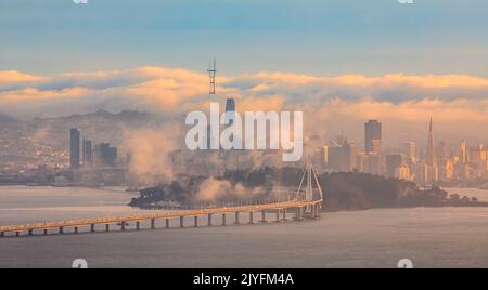 Blick vom Grizzly Peak in den Berkeley Hills auf die Bay Bridge und San Francisco mit Karl dem Nebel, der die Stadt bei Sonnenuntergang umhüllt. Stockfoto