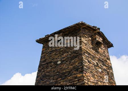 Keselo Türme in Omalo Dorf, Tusheti, Georgia. Alte Steintürme, touristischer Ort Stockfoto