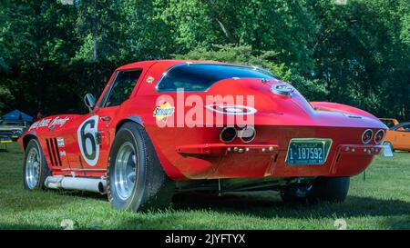 GROSSE POINTE SHORES, MI/USA - 19. JUNI 2022: Ein Penske 1966 Chevrolet Corvette L88 Racecar, EyesOn Design Car Show, in der Nähe von Detroit, Michigan. Stockfoto