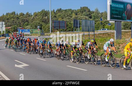 Braga, Portugal : 12. August 2022, - Radfahrer, die an der Etappe Santo Tirso teilnehmen - Braga in Volta a Portugal Rennen, Braga, Portugal Stockfoto