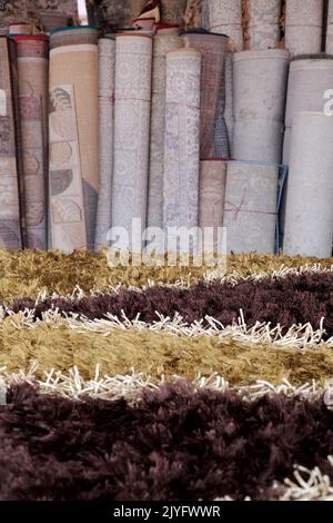 Stapel von bunten Qualitäts-Teppiche im Teppichladen, Teppiche Vielfalt Auswahl aufgerollt Teppiche Shop Store. Stockfoto