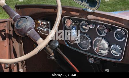 GROSSE POINTE SHORES, MI/USA - 19. JUNI 2022: Nahaufnahme eines Ford A-V8 NHRA Racecar-Armaturenbretts aus dem Jahr 1932, EyesOn Design, nahe Detroit, Michigan. Stockfoto