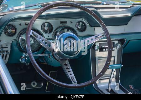 GROSSE POINTE SHORES, MI/USA - 19. JUNI 2022: Nahaufnahme eines Ford Mustang GTA Dashboards aus dem Jahr 1967, EyesOn Design Car Show, in der Nähe von Detroit, Michigan. Stockfoto