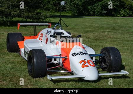 GROSSE POINTE SHORES, MI/USA - 19. JUNI 2022: Ein 1985 Chevrolet Marlboro Indy Racecar, EyesOn Design Car Show, in der Nähe von Detroit, Michigan. Stockfoto