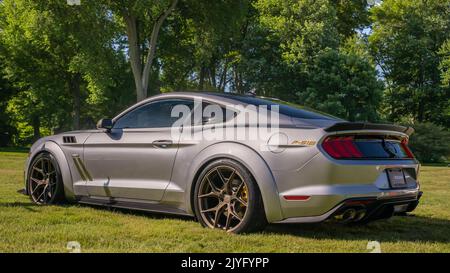 GROSSE POINTE SHORES, MI/USA - 19. JUNI 2022: Ein Roush P-51B Ford Mustang GT, EyesOn Design Car Show, in der Nähe von Detroit, Michigan. Stockfoto