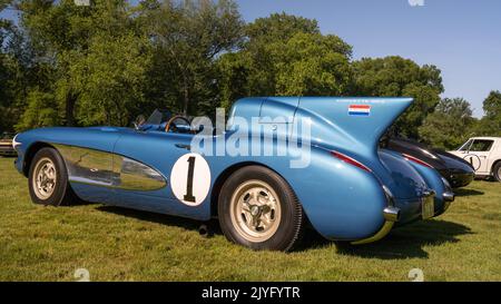 GROSSE POINTE SHORES, MI/USA - 19. JUNI 2022: Ein 1956 Chevrolet Corvette SR2 Rennwagen, EyesOn Design Car Show, in der Nähe von Detroit, Michigan. Stockfoto