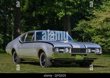 GROSSE POINTE SHORES, MI/USA - 19. JUNI 2022: Eine 1968 Hurst Oldsmobile Cutlass, EyesOn Design Car Show, in der Nähe von Detroit, Michigan. Stockfoto