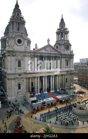Die Hochzeit von S.H. Prince of Wales und Diana Spencer. Die Königin beim Eintritt in die St Paul's Cathedral London, Großbritannien Stockfoto