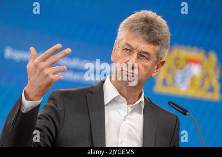 München, Deutschland. 08. September 2022. Michael Piazolo, Staatsminister für Bildung und Kultur (Freie Wähler), nimmt an einer Pressekonferenz zum Auftakt des neuen Schuljahres 2022/2023 Teil. Kredit: Peter Kneffel/dpa/Alamy Live Nachrichten Stockfoto