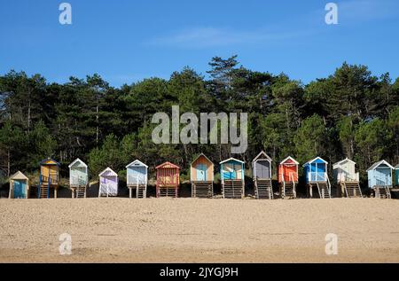 Bunte Strandhütten am Brunnen-am-Meer, im Norden von norfolk, england Stockfoto