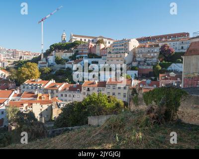Lissabon, Portugal, 24. Oktober 2021: Die wunderschöne Skyline von Lissabon, Portugal, mit roten überdachten, bunten Häusern im Alfama-Viertel bei einem sonnigen Wetter Stockfoto