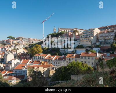 Lissabon, Portugal, 24. Oktober 2021: Die wunderschöne Skyline von Lissabon, Portugal, mit roten überdachten, bunten Häusern im Alfama-Viertel bei einem sonnigen Wetter Stockfoto