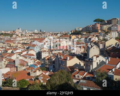 Lissabon, Portugal, 24. Oktober 2021: Die wunderschöne Skyline von Lissabon, Portugal, mit roten überdachten, bunten Häusern im Alfama-Viertel bei einem sonnigen Wetter Stockfoto