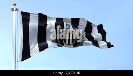 Newcastle, Großbritannien, 2022. Mai: Die Flagge von Newcastle United winkt an einem klaren Tag im Wind. Newcastle United ist ein englischer Fußballverein Stockfoto