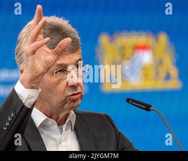 München, Deutschland. 08. September 2022. Michael Piazolo, Staatsminister für Bildung und Kultur (Freie Wähler), nimmt an einer Pressekonferenz zum Auftakt des neuen Schuljahres 2022/2023 Teil. Kredit: Peter Kneffel/dpa/Alamy Live Nachrichten Stockfoto