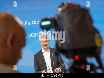 München, Deutschland. 08. September 2022. Michael Piazolo, Staatsminister für Bildung und Kultur (Freie Wähler), nimmt an einer Pressekonferenz zum Auftakt des neuen Schuljahres 2022/2023 Teil. Kredit: Peter Kneffel/dpa/Alamy Live Nachrichten Stockfoto