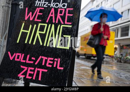 München, Deutschland. 08. September 2022. In der Fußgängerzone in der Innenstadt steht ein Schild mit der Aufschrift „We are Hiring - Full/Part Time“. Kredit: Peter Kneffel/dpa/Alamy Live Nachrichten Stockfoto