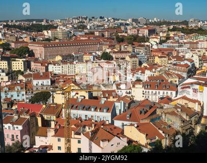 Lissabon, Portugal, 24. Oktober 2021: Luftpanorama der Skyline von Lissabon in Portugal vom Aussichtspunkt Miradouro da Graca bei Alfama di aus gesehen Stockfoto