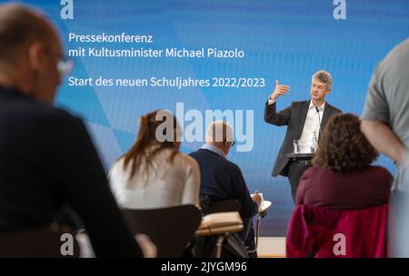 München, Deutschland. 08. September 2022. Michael Piazolo, Staatsminister für Bildung und Kultur (Freie Wähler), nimmt an einer Pressekonferenz zum Auftakt des neuen Schuljahres 2022/2023 Teil. Kredit: Peter Kneffel/dpa/Alamy Live Nachrichten Stockfoto