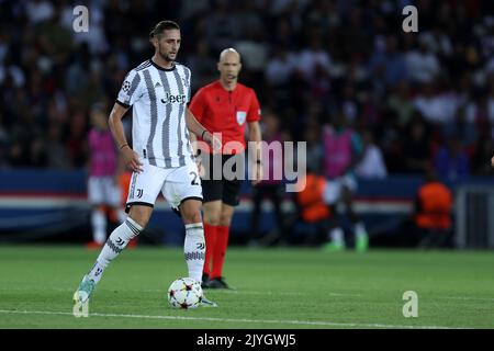 Adrien Rabiot vom FC Juventus kontrolliert den Ball während des UEFA Champions League-Spiel der Gruppe H zwischen dem FC Paris Saint Germain und dem FC Juventus im Parc des Princes am 6. September 2022 in Paris, Frankreich. Stockfoto