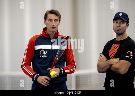 AMSTELVEEN - Davis-Cup-Kapitän Paul Haarhuis beim Training für das Davis-Cup-Finale in Glasgow. Das niederländische Team wird in der Gruppenphase gegen die Vereinigten Staaten, Großbritannien und Kasachstan antreten. ANP SANDER KING Stockfoto