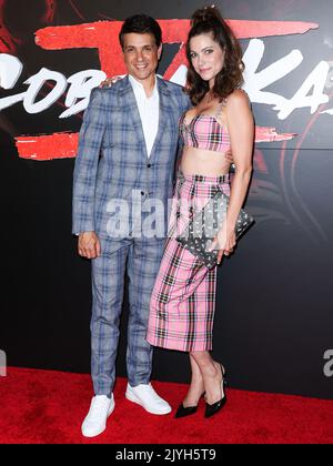 Los Angeles, Usa. 07. September 2022. LOS ANGELES, KALIFORNIEN, USA - 07. SEPTEMBER: Ralph Macchio und Courtney Henggeler kommen zur Los Angeles Premiere von Netflix's 'Cobra Kai' Saison 5, die am 7. September 2022 im Los Angeles State Historic Park in Los Angeles, Kalifornien, USA, stattfand. (Foto von Xavier Collin/Image Press Agency) Quelle: Image Press Agency/Alamy Live News Stockfoto