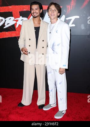 Los Angeles, Usa. 07. September 2022. LOS ANGELES, KALIFORNIEN, USA - 07. SEPTEMBER: Xolo Maridueña (Xolo Mariduena) und Jacob Bertrand kommen zur Los Angeles Premiere von Netflix's 'Cobra Kai' Saison 5, die am 7. September 2022 im Los Angeles State Historic Park in Los Angeles, Kalifornien, USA, stattfand. (Foto von Xavier Collin/Image Press Agency) Quelle: Image Press Agency/Alamy Live News Stockfoto