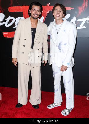 Los Angeles, Usa. 07. September 2022. LOS ANGELES, KALIFORNIEN, USA - 07. SEPTEMBER: Xolo Maridueña (Xolo Mariduena) und Jacob Bertrand kommen zur Los Angeles Premiere von Netflix's 'Cobra Kai' Saison 5, die am 7. September 2022 im Los Angeles State Historic Park in Los Angeles, Kalifornien, USA, stattfand. (Foto von Xavier Collin/Image Press Agency) Quelle: Image Press Agency/Alamy Live News Stockfoto