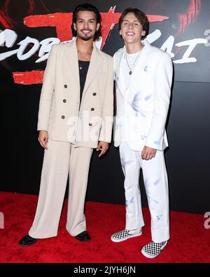 Los Angeles, Usa. 07. September 2022. LOS ANGELES, KALIFORNIEN, USA - 07. SEPTEMBER: Xolo Maridueña (Xolo Mariduena) und Jacob Bertrand kommen zur Los Angeles Premiere von Netflix's 'Cobra Kai' Saison 5, die am 7. September 2022 im Los Angeles State Historic Park in Los Angeles, Kalifornien, USA, stattfand. (Foto von Xavier Collin/Image Press Agency) Quelle: Image Press Agency/Alamy Live News Stockfoto