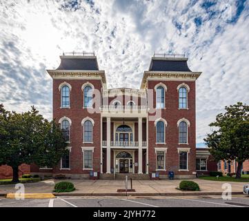 Union Springs, Alabama, USA - 6. September 2022: Blick auf das historische Bullock County Courthouse, das 1871 im Empire-Stil erbaut wurde. Stockfoto