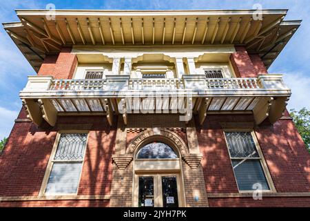 Eufaula, Alabama, USA - 6. September 2022: Nahaufnahme der architektonischen Details an der Vorderseite der 1904 erbauten Eufaula Carnegie Library. Stockfoto