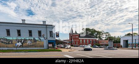 Union Springs, Alabama, USA - 6. September 2022: Downtown Union Springs mit einem großen Vogelhund- und Wachtelbild und der Field Dog Trial Hall of Fame st Stockfoto