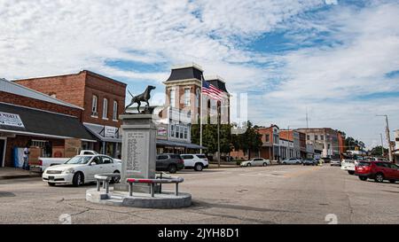 Union Springs, Alabama, USA - 6. September 2022: Blick auf die historische Innenstadt von Union Springs mit einer Vogelhundestatue, die den Status der Stadt als Vogel markiert Stockfoto