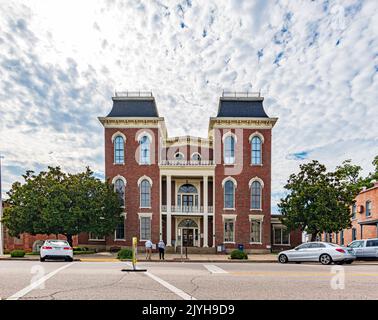 Union Springs, Alabama, USA - 6. September 2022: Älteres Paar, das zum Vordereingang des historischen Bullock County Courthouse geht, das 1871 in t Stockfoto