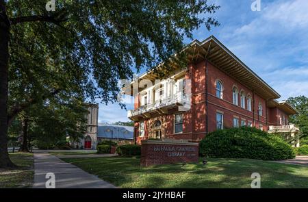 Eufaula, Alabama, USA - 6. September 2022: Eine der beiden Carnegie Libraries, die heute noch als öffentliche Bibliothek in Alabama dient. Dieses Gebäude war komplett Stockfoto