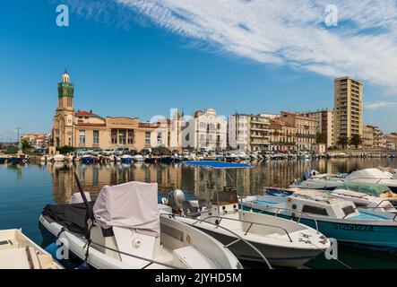 Panorama des Peyrade-Kanals und des Konsularpalastes in Sète, an einem Sommertag, in Herault, Oskitanie, Frankreich Stockfoto
