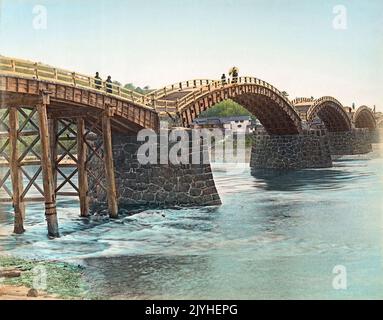 Japan: Kintai Bashi oder Soroban Bashi, Iwakuni, Präfektur Yamaguchi. Foto von Kusakabe Kimbei (1841-1934), c. 1880-1899. Die Kintai-Brücke ist eine historische Holzbogenbrücke in der Stadt Iwakuni in der Präfektur Yamaguchi. Die Brücke wurde 1673 erbaut und überspannt den Nishiki River in einer Reihe von fünf Holzbögen, und die Brücke befindet sich am Fuße des Mount Yokoyama, auf dessen Spitze das Schloss Iwakuni liegt. Der Kikkou Park, der 1922 zum Nationalschatz erklärt wurde und die Brücke und das Schloss umfasst, ist eines der beliebtesten Reiseziele in Japan. Stockfoto